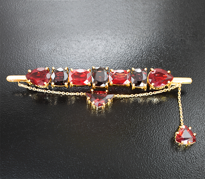 Золото Брошь с красновато-оранжевыми шпинелями и андезинами 4,86 карата