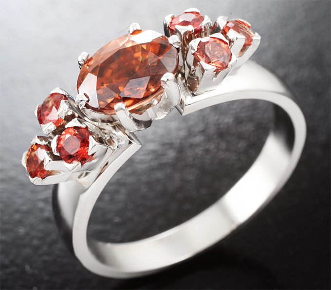 Золото Кольцо с оранжевым цирконом высокой чистоты 2,49 карата и сапфирами