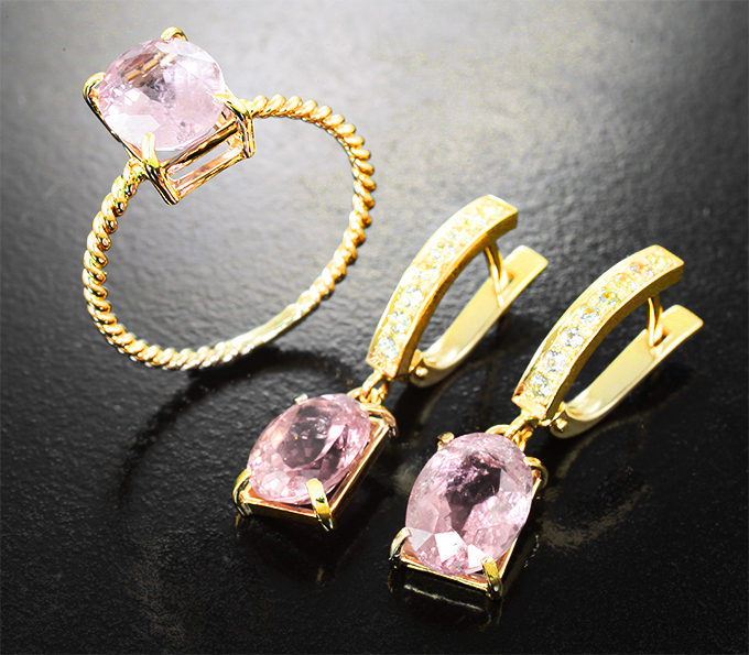 Золото Комплект с неоново-розовыми турмалинами 6,22 карата и лейкосапфирами