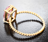 Комплект с неоново-розовыми турмалинами 6,22 карата и лейкосапфирами Золото