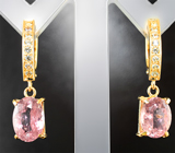 Комплект с неоново-розовыми турмалинами 6,22 карата и лейкосапфирами Золото