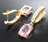 Комплект с неоново-розовыми турмалинами 6,22 карата и лейкосапфирами Золото