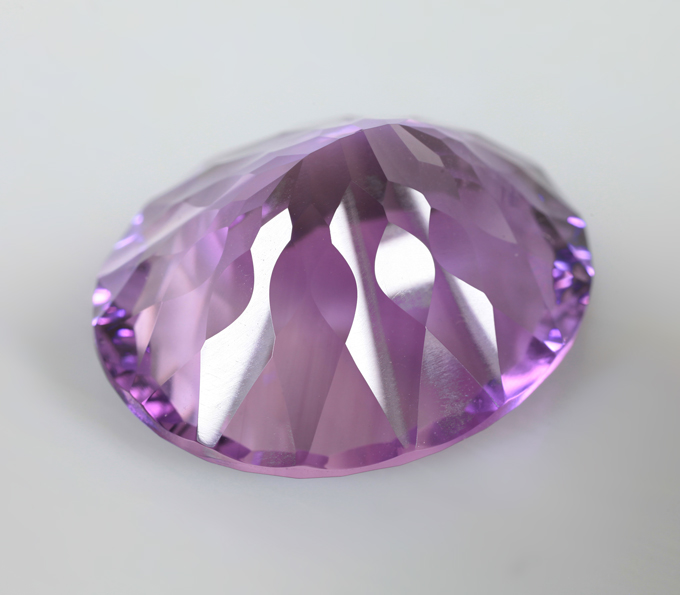 Чистейший крупный аметист лазерной огранки 20,91 карата
