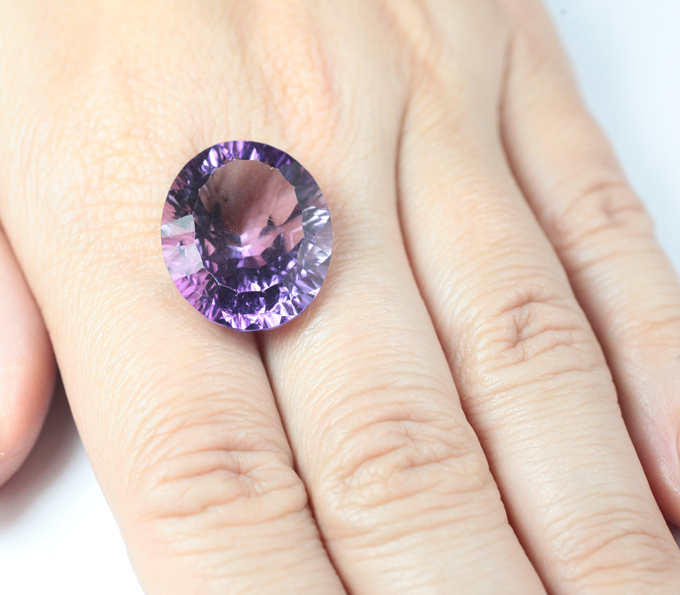 Чистейший крупный аметист лазерной огранки 20,91 карата