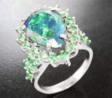 Кольцо с ограненным черным опалом 3,57 карата и цаворитами