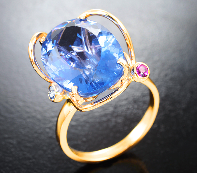 Золото Кольцо с флюоритом со сменой цвета 8,71 карата, розовым и голубым сапфирами