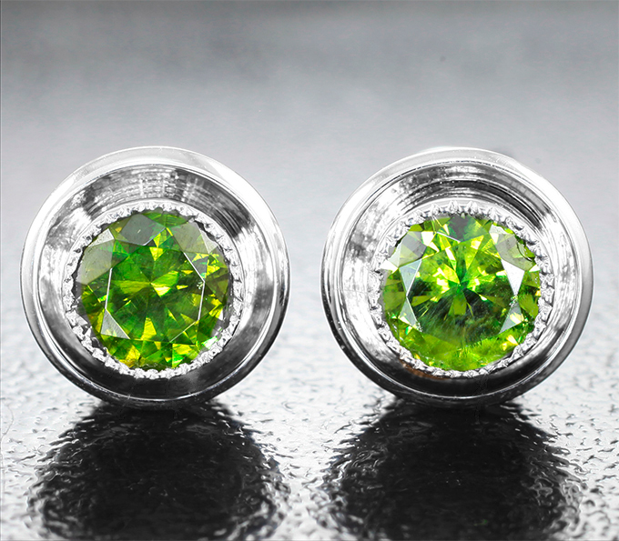 Золото Серьги с насыщенными зелеными демантоидами 1,03 карата
