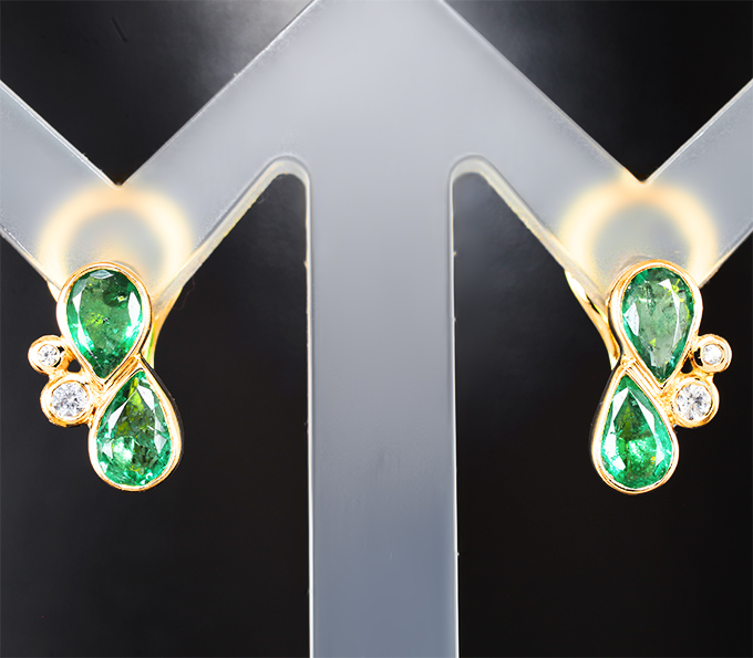 Золото Серьги с изумрудами 1,39 карата и лейкосапфирами