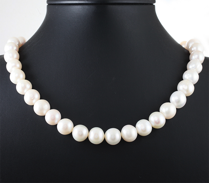 Золото Колье с крупным кремово-белым морским жемчугом 400,6 карата