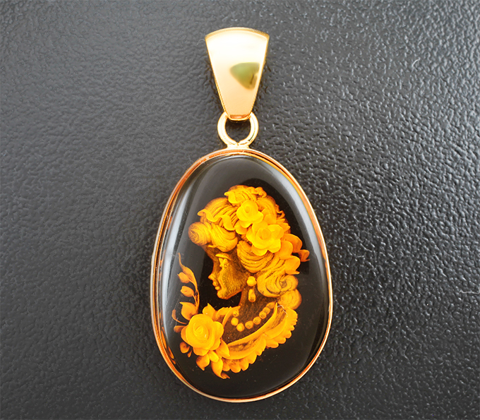 Кулон с резным янтарем 9,08 карата