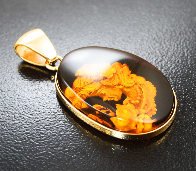 Кулон с резным янтарем 9,08 карата