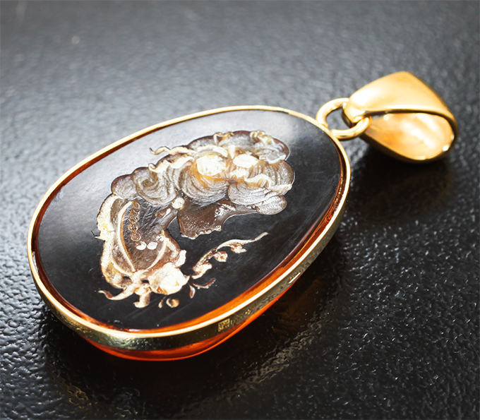 Кулон с резным янтарем 9,08 карата