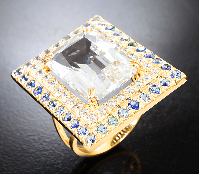 Золото Кольцо с гошенитом 12,54 карата, бесцветными и васильковыми сапфирами