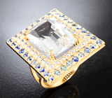 Кольцо с гошенитом 12,54 карата, бесцветными и васильковыми сапфирами