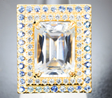 Кольцо с гошенитом 12,54 карата, бесцветными и васильковыми сапфирами Золото