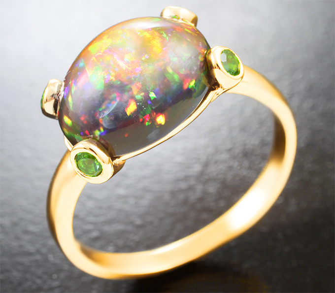 Золото Кольцо с кристаллическим черным опалом 4,33 карата и цаворитами