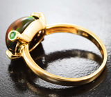 Кольцо с кристаллическим черным опалом 4,33 карата и цаворитами Золото