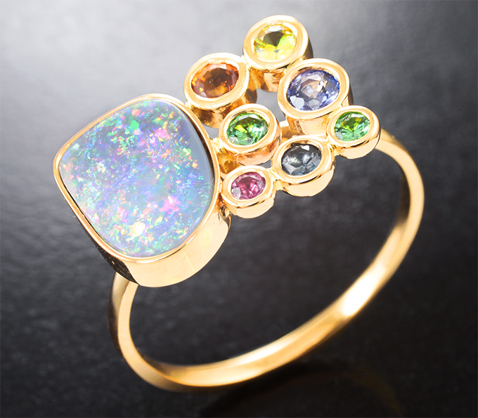 Золото Кольцо с австралийским solid опалом 2,02 карата, разноцветными сапфирами и цаворитами гранатами