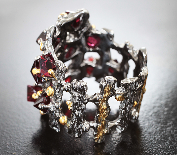 Кольцо с кристаллами рубиновой шпинели 6,35 и разноцветными сапфирами