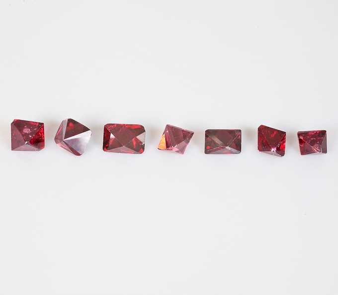 Кольцо с кристаллами рубиновой шпинели 6,35 и разноцветными сапфирами