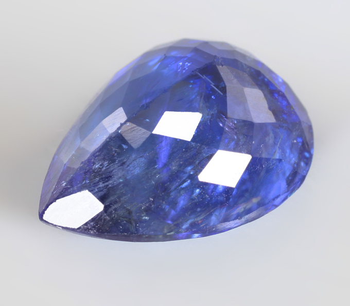 Крупный насыщенный танзанит 6,71 карата