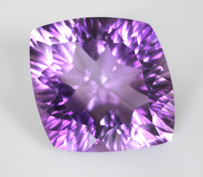 Чистейший аметист лазерной огранки 22,55 карата