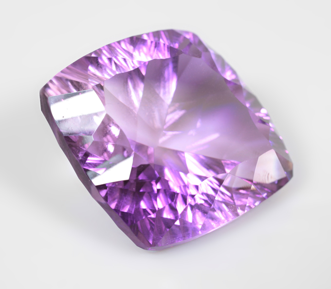 Чистейший аметист лазерной огранки 22,55 карата