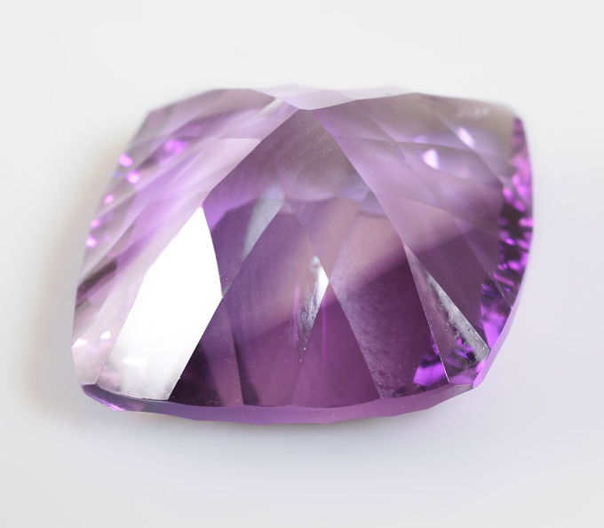 Чистейший аметист лазерной огранки 22,55 карата