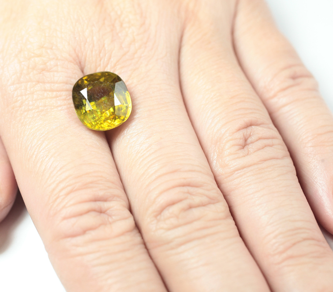 Высокая дисперсия! Крупный желтый сфен 9,84 карата