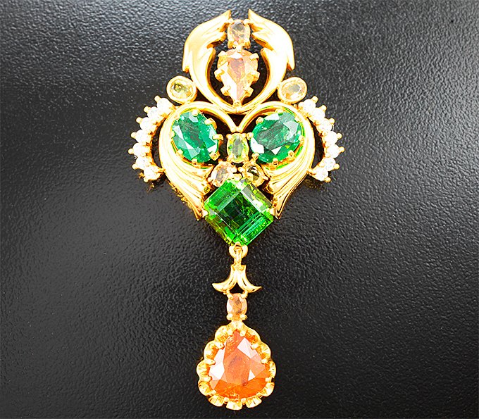 Серебро 925 Брошь с зеленым апатитом авторской огранки 4,39 карата, спессартинами гранатами 5,47 карата, цаворитами гранатами 3,79 карата, разноцветными и бесцветными сапфирам