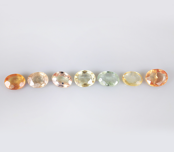 Брошь с зеленым апатитом авторской огранки 4,39 карата, спессартинами гранатами 5,47 карата, цаворитами гранатами 3,79 карата, разноцветными и бесцветными сапфирам