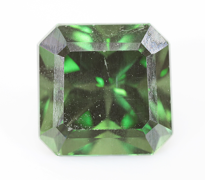 Брошь с зеленым апатитом авторской огранки 4,39 карата, спессартинами гранатами 5,47 карата, цаворитами гранатами 3,79 карата, разноцветными и бесцветными сапфирам