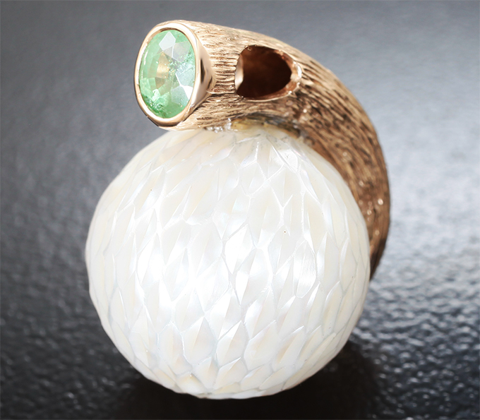 Золото Кулон с крупной резной жемчужиной Edison 22,23 карата и мятно-зеленым цаворитом