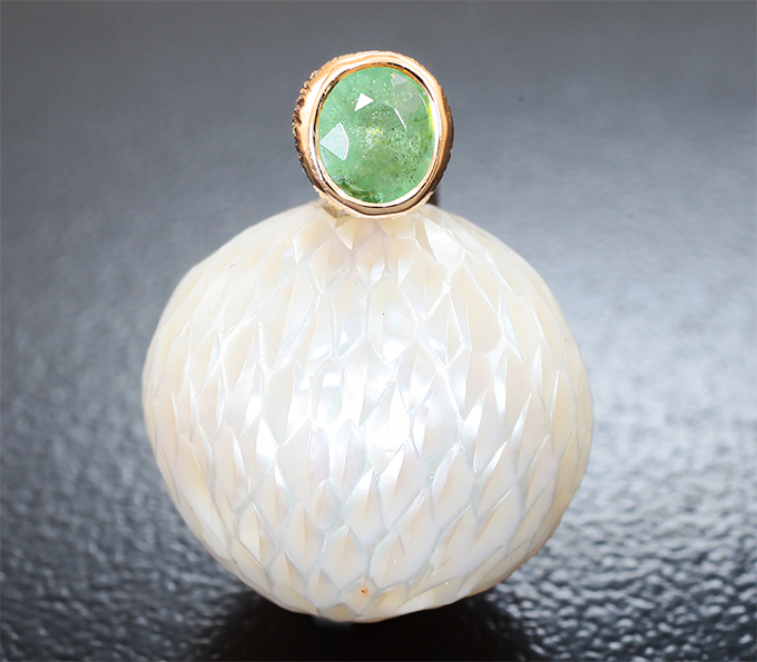 Кулон с крупной резной жемчужиной Edison 22,23 карата и мятно-зеленым цаворитом