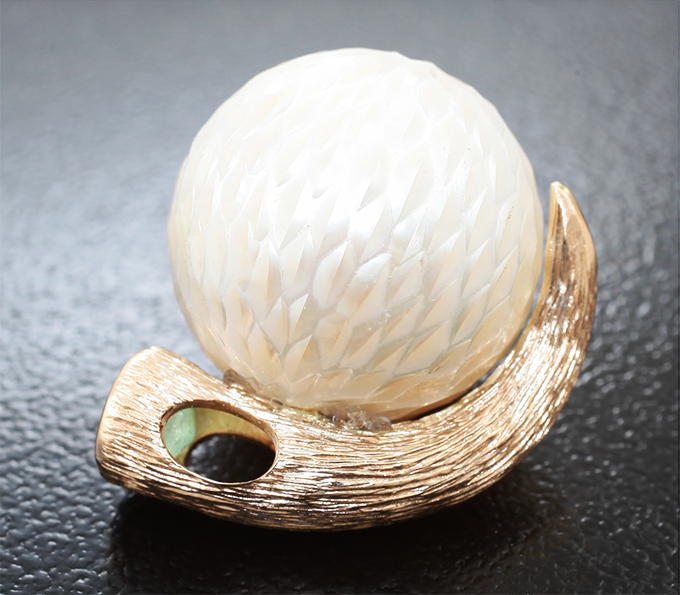 Кулон с крупной резной жемчужиной Edison 22,23 карата и мятно-зеленым цаворитом