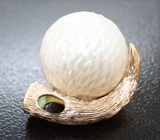 Кулон с крупной резной жемчужиной Edison 22,23 карата и мятно-зеленым цаворитом Золото