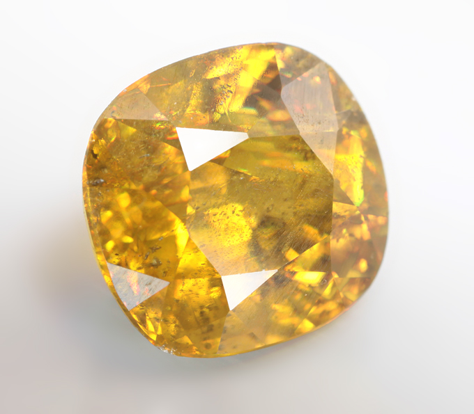 Крупный зеленовато-желтый сфен 5,17 карата