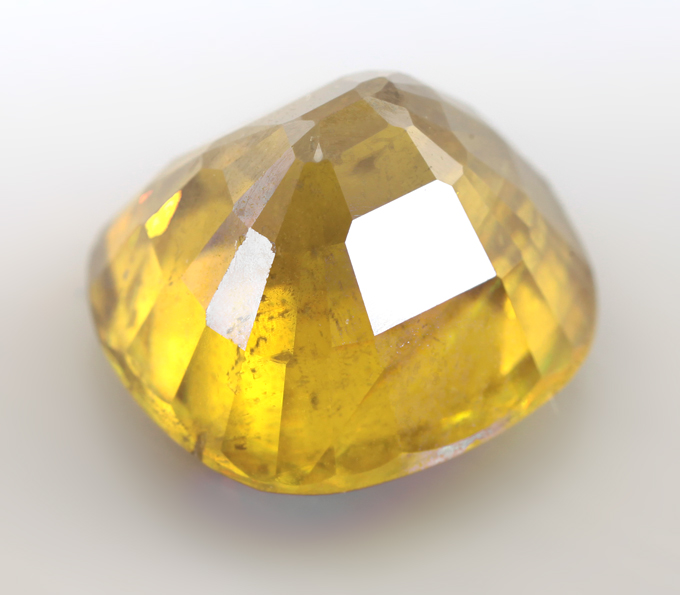 Крупный зеленовато-желтый сфен 5,17 карата