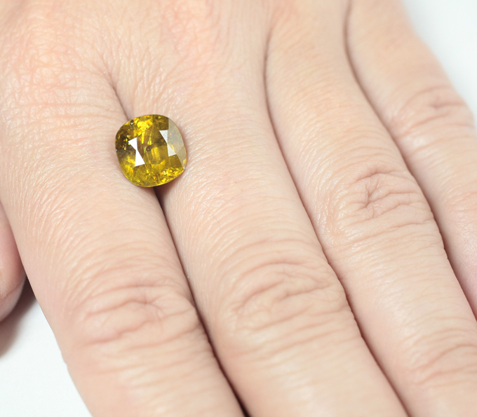 Крупный зеленовато-желтый сфен 5,17 карата