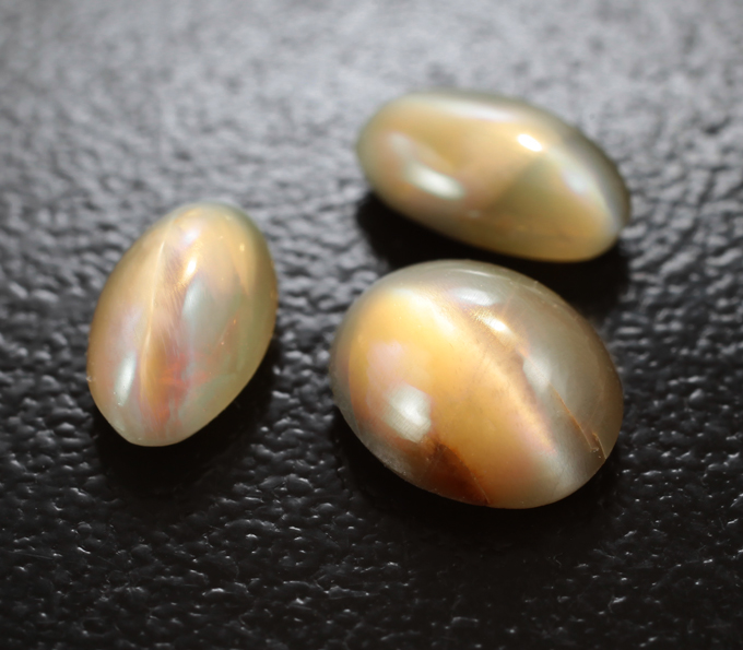 Крупный набор из 3 хризобериллов с эффектом кошачьего глаза 4,12 карата