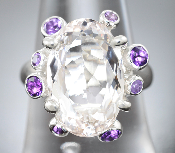 Кольцо с морганитом высокой чистоты 6,5 карата и аметистами