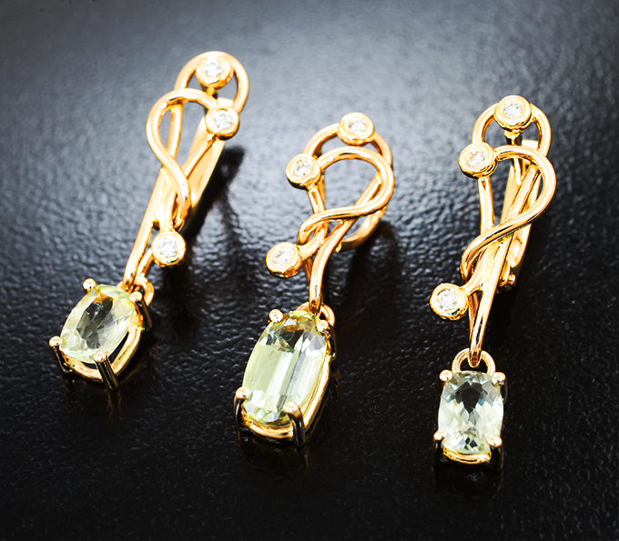 Золото Комплект с диаспорами 2,42 карата и бриллиантами