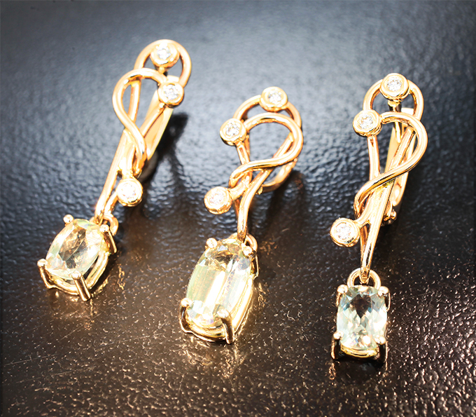 Комплект с диаспорами 2,42 карата и бриллиантами