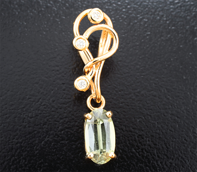 Комплект с диаспорами 2,42 карата и бриллиантами