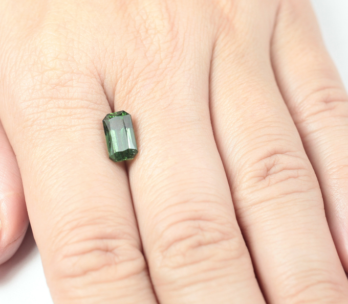 Зеленый «неоновый» апатит 2,99 карата