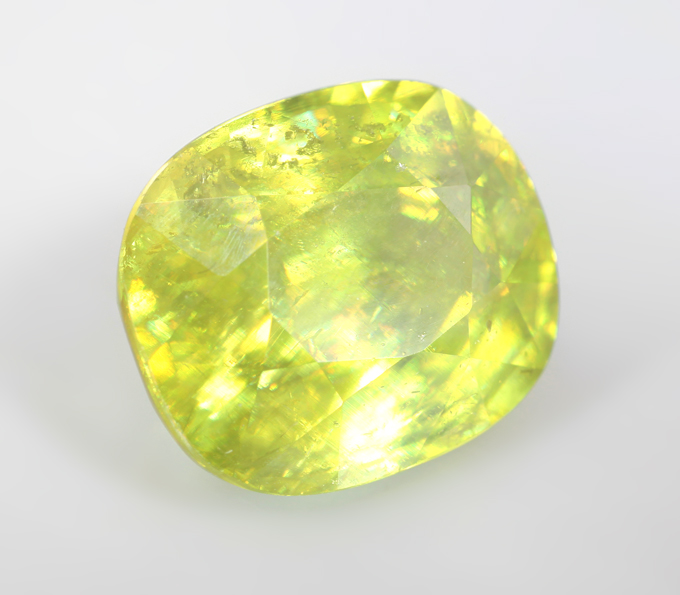 Желтовато-зеленый сфен 4,37 карата