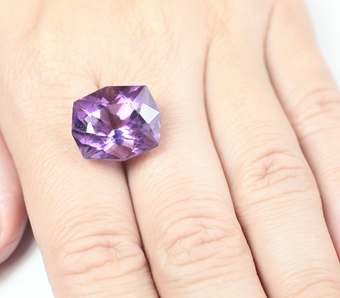Чистейший аметист авторской огранки 15,91 карата
