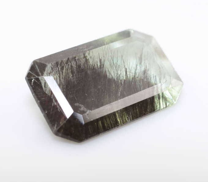 Коллекционный перидот с плотным включением рутила 4,89 карата