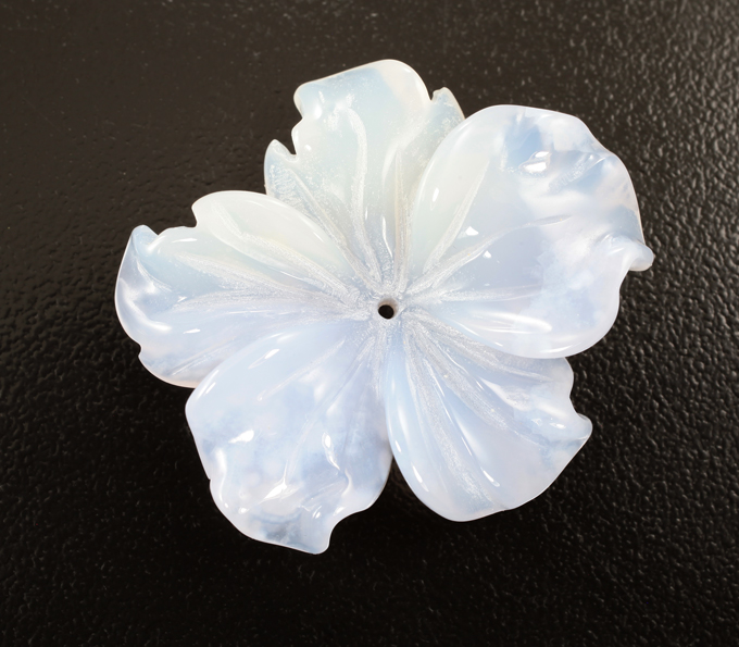 Крупный резной халцедон 38,37 карата