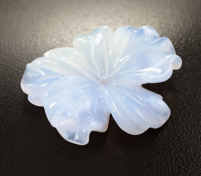 Крупный резной халцедон 38,37 карата